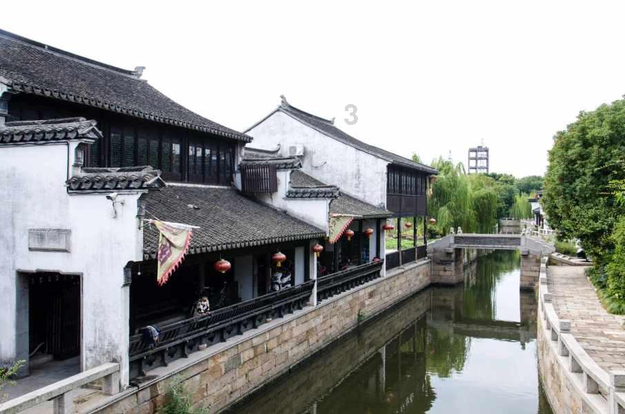 老农家祖坟被盗墓贼盯上,迁坟保护时,竟意外挖出宫里的宝贝?